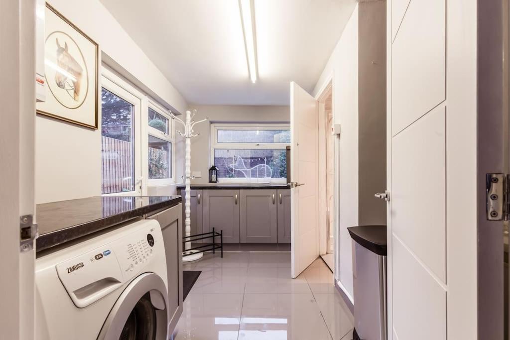 4 Bedroom House, 2 Min Walk From Station Londres Exterior foto