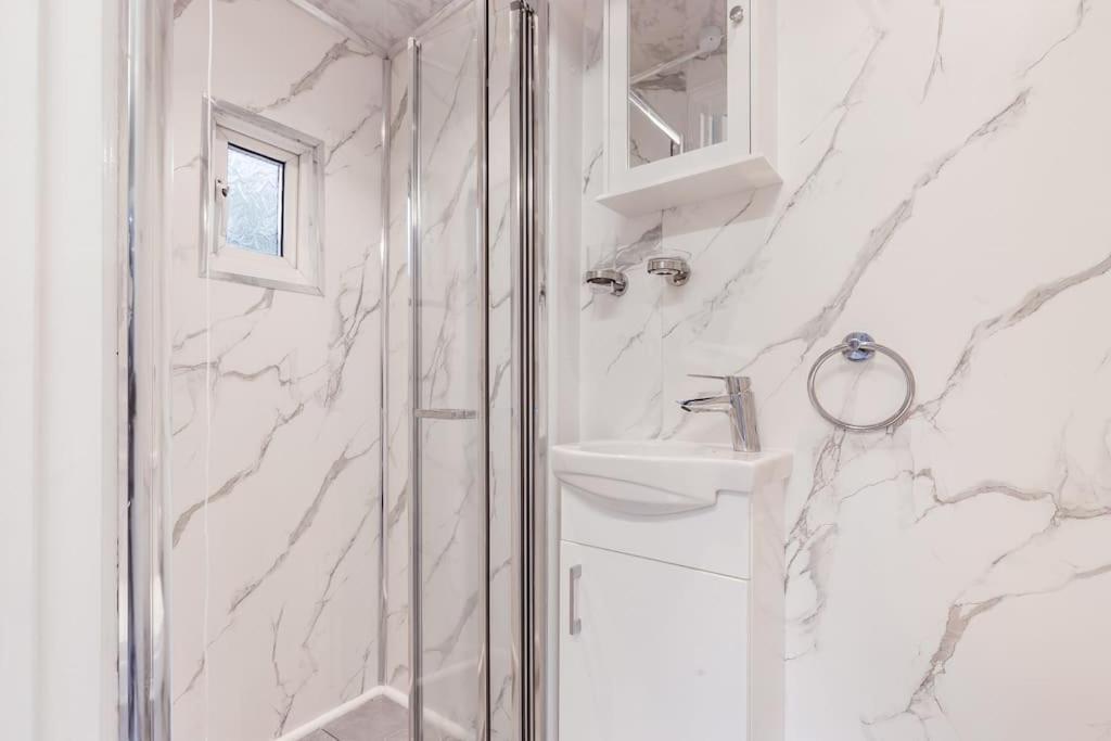 4 Bedroom House, 2 Min Walk From Station Londres Exterior foto