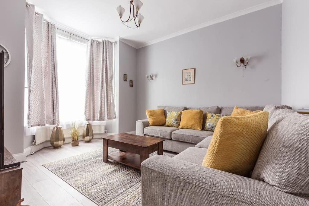 4 Bedroom House, 2 Min Walk From Station Londres Exterior foto