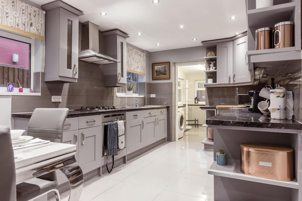 4 Bedroom House, 2 Min Walk From Station Londres Exterior foto