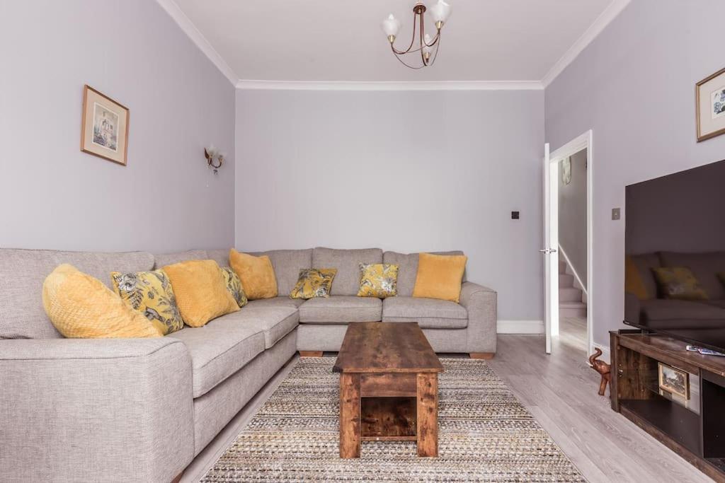 4 Bedroom House, 2 Min Walk From Station Londres Exterior foto