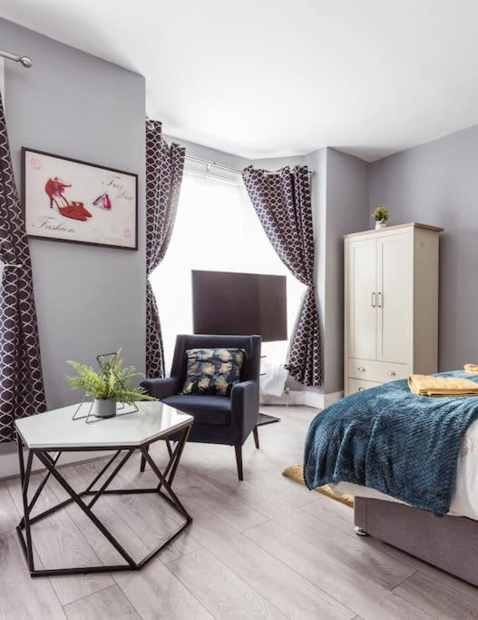 4 Bedroom House, 2 Min Walk From Station Londres Exterior foto