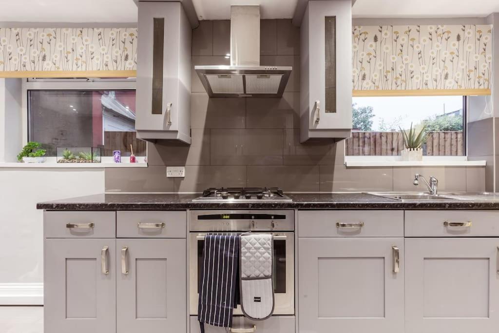 4 Bedroom House, 2 Min Walk From Station Londres Exterior foto