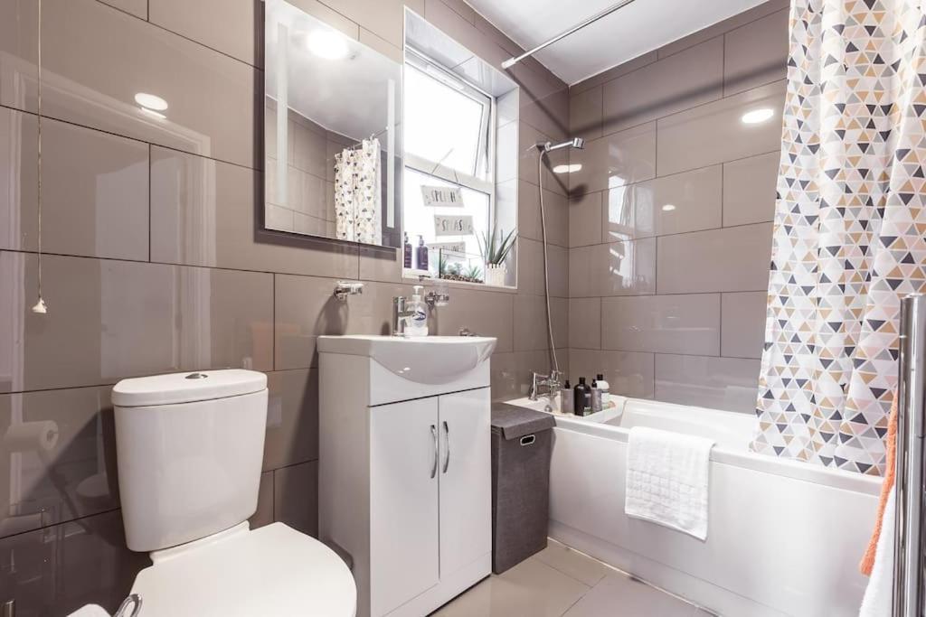 4 Bedroom House, 2 Min Walk From Station Londres Exterior foto