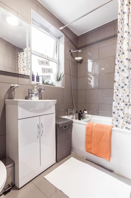 4 Bedroom House, 2 Min Walk From Station Londres Exterior foto